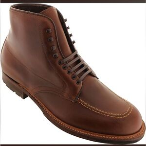 ALDEN sz 9.5 New England Leather Interior
Iconic INDY boots with flawed section